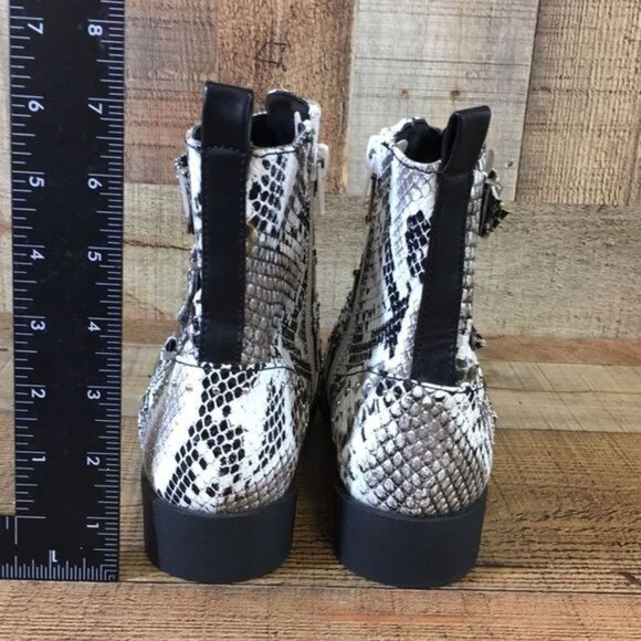 Qupid White‎ Black Snake Print Leather Ankle Booties Womens 7 Heeled Boots - Picture 7 of 13